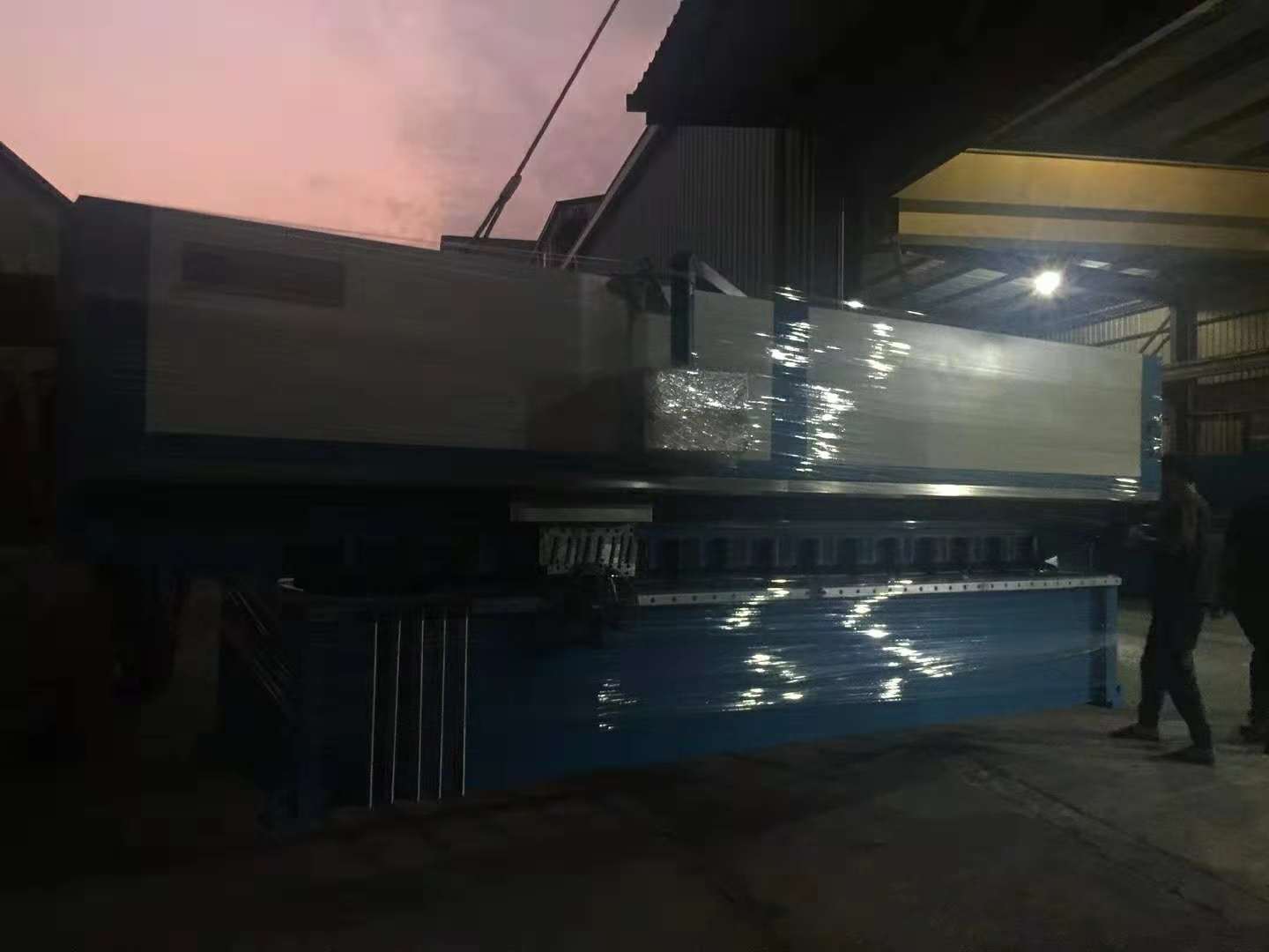 國(guó)輝機(jī)械兩臺(tái)4米雙頭刨槽機(jī)發(fā)往廣州番禺